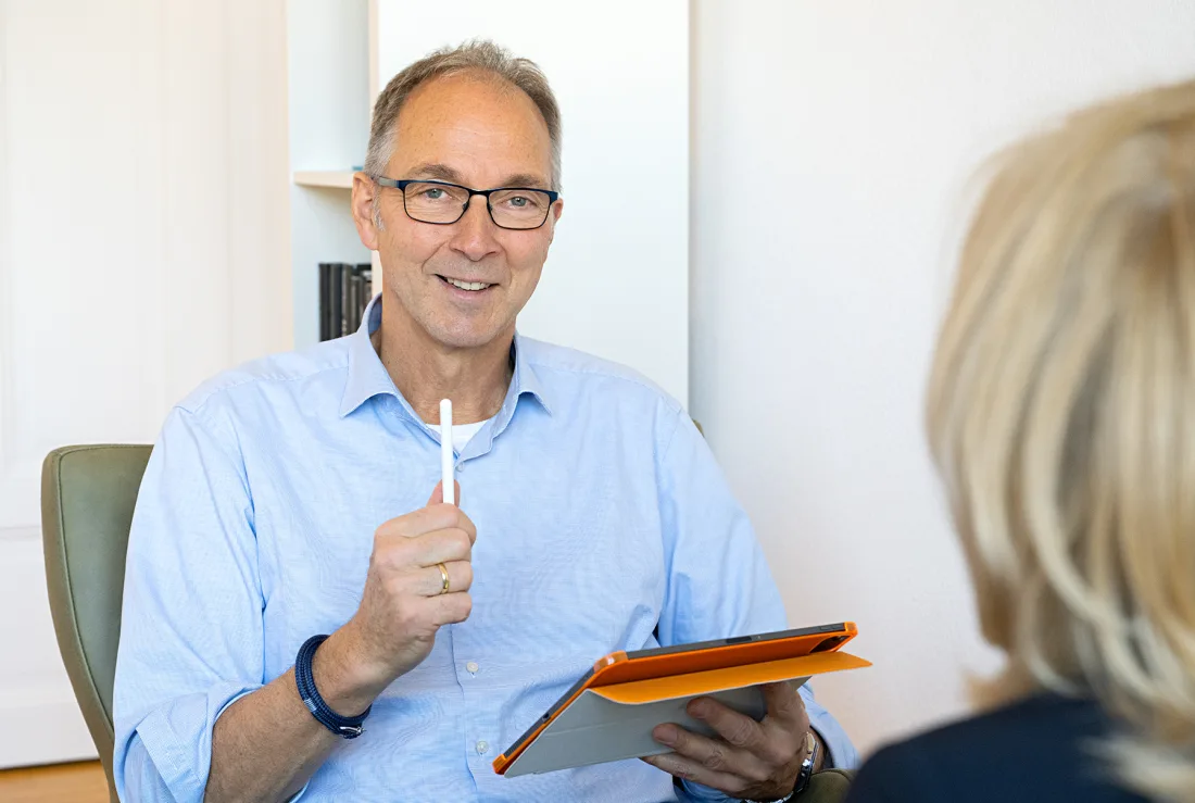 Bernhard Broekman mit Tablet, lächelnd